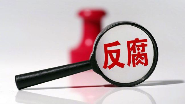 说罢，马岚一捋袖子，激动的用手比划着：我告诉你，那个大墓，就在你姥姥家后面那座山下面，只不过村里人一直都不知道。